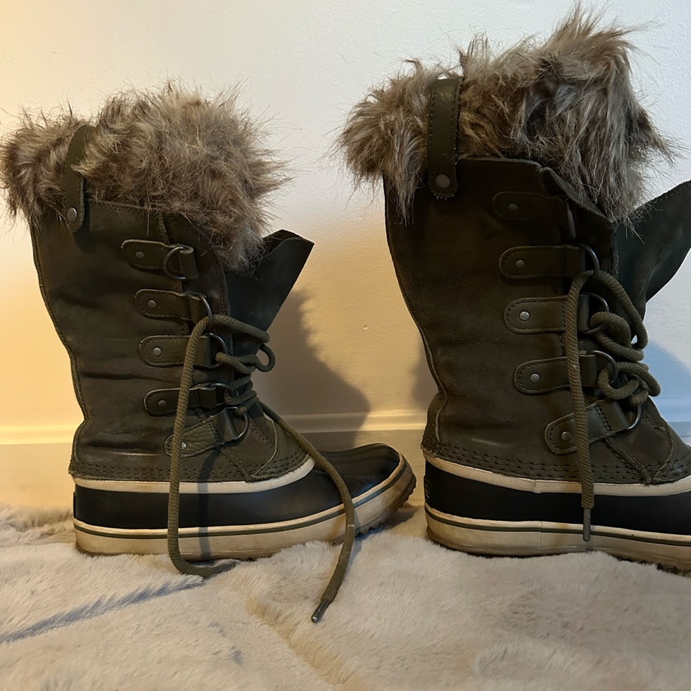 Sorel Joan of Arctic Women's waterproof Boots in Olive and Black